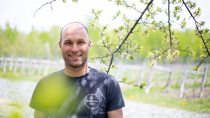 Matthieu Beauchemin devant ses vignes.