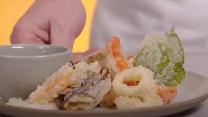Une assiette de légumes et de fruits de mer frits à la façon tempura.