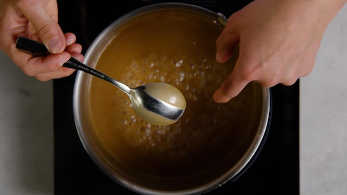 Roux brun dans une casserole.