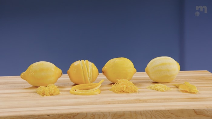 Quatre citrons ayant des zestes de différentes formes. 