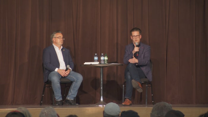 Nate Glubish est assis à côté d'une table