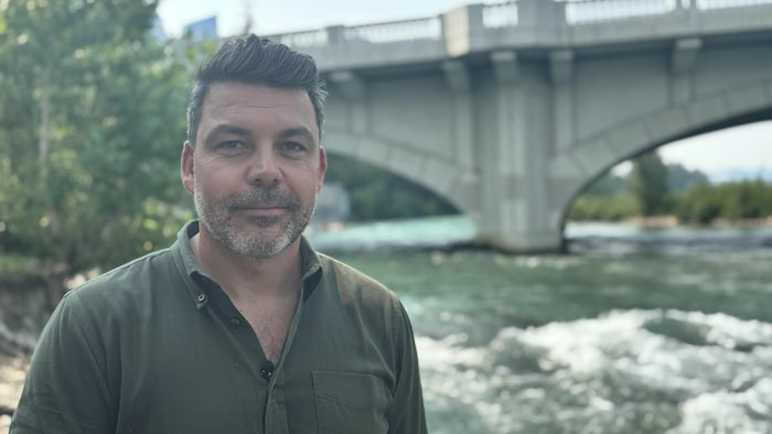Homme devant une rivière, à Calgary.
