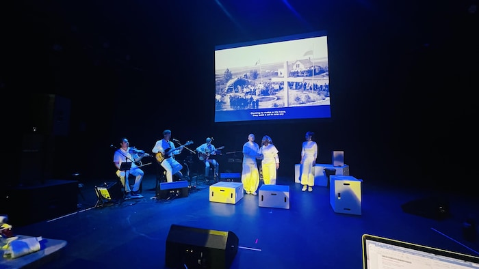 
Fruit de trois années de recherche et de création, le spectacle de Francophonique permettra aux congressistes d’aborder leur histoire à travers l'art, autrement que par les discussions et les ateliers.