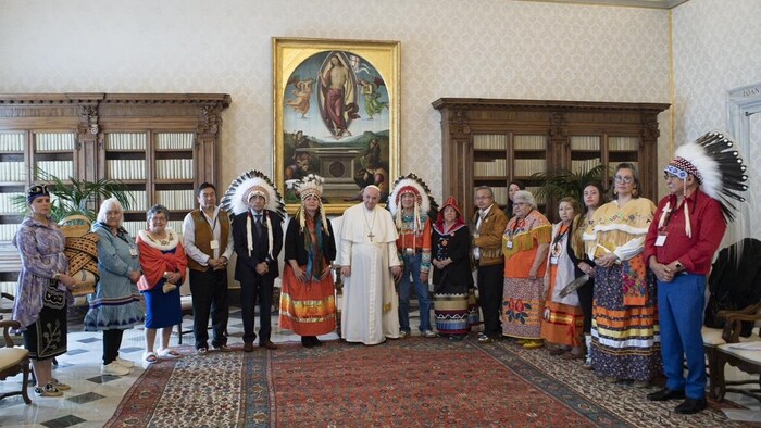 Un grupo de indígenas canadienses posa con el Papa.