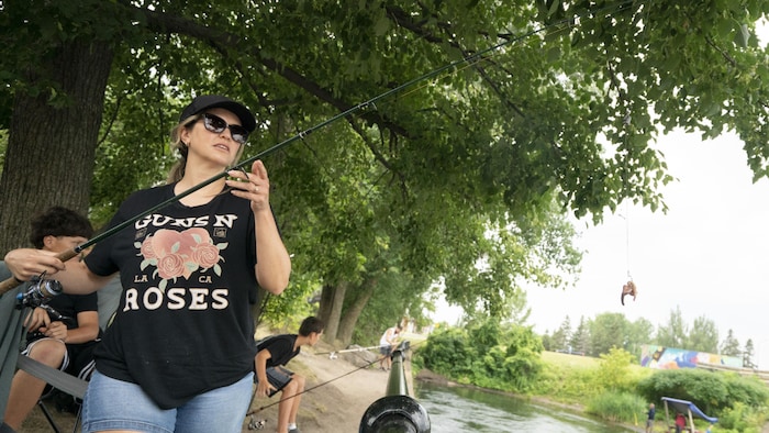 Julie Poirier s'apprête à lancer sa ligne à l'eau.