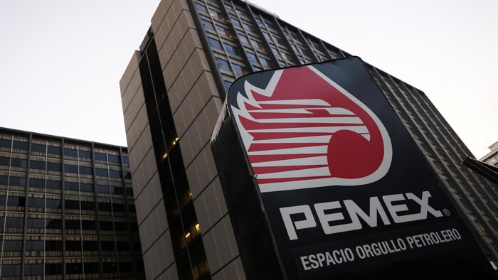 El logo de la petrolera estatal mexicana Pemex en su sede en la Ciudad de México. 