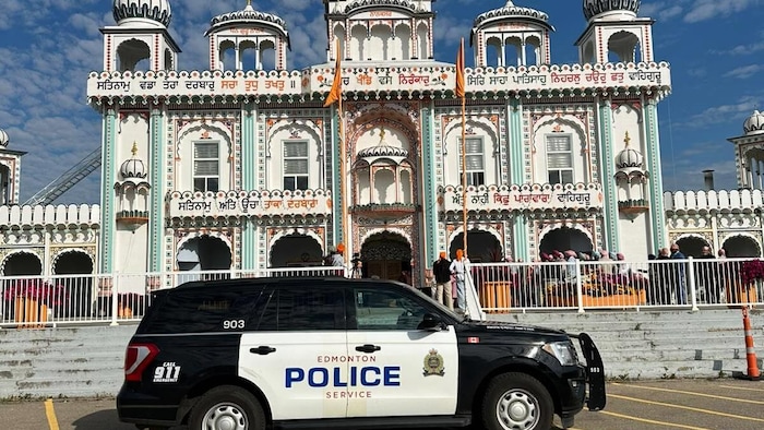 Voiture de police devant un temple sikh à Edmonton.