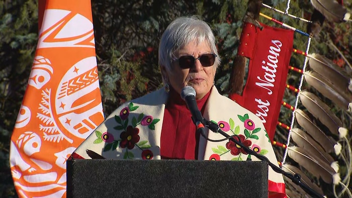 Marilyn Buffalo donne un discours.