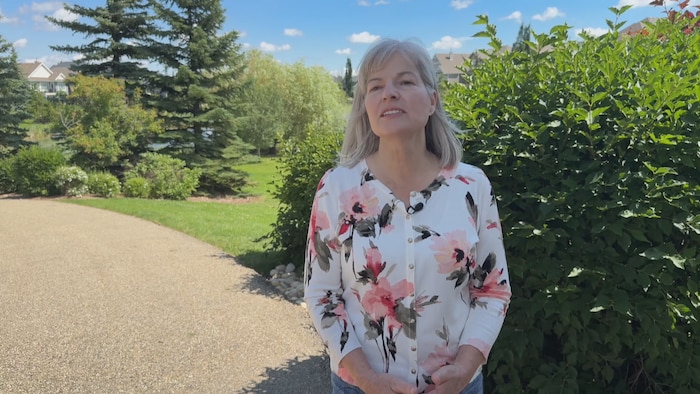 Une femme dans un parc, à Edmonton.