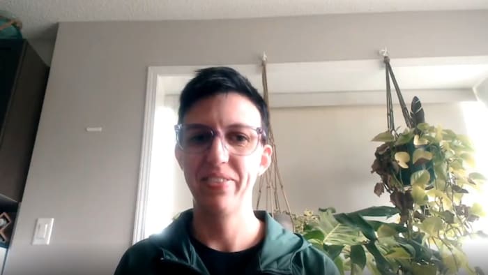 La Dre Jami Frederick en entrevue avec une plante en arrière-plan.