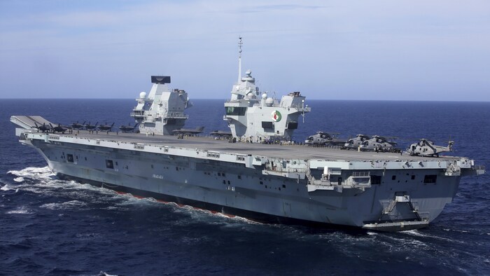 El portaaviones HMS Queen Elizabeth navega frente a las costas de Portugal.