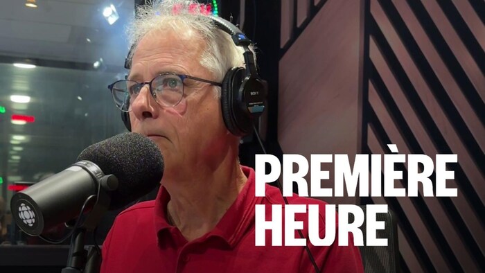 Un homme assis dans un studio radio.