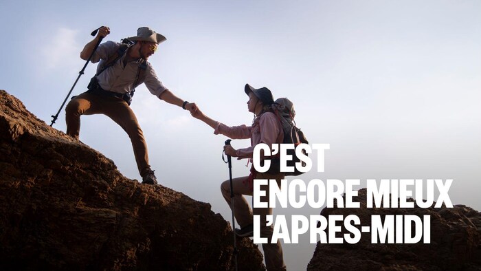 Les touristes avec des sacs à dos font de la randonnée sur les rochers ou les sommets des montagnes.