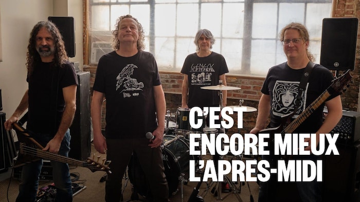 Les quatre membres de Voïvod debout avec leurs instruments dans une salle de répétition.