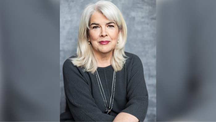 Portrait de Chrystine Brouillet qui sourit.
