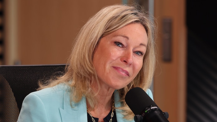 Claudine Bouchard devant un micro du studio 1 de Radio-Canada. 