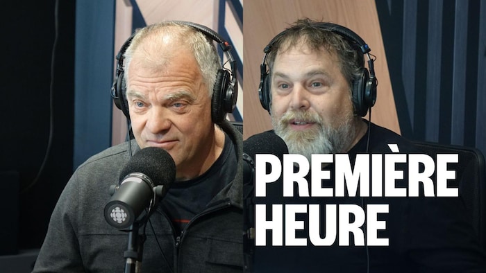 Deux hommes assis dans un studio radio.