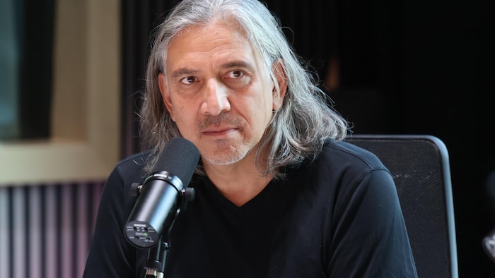 Un homme devant un micro. 
