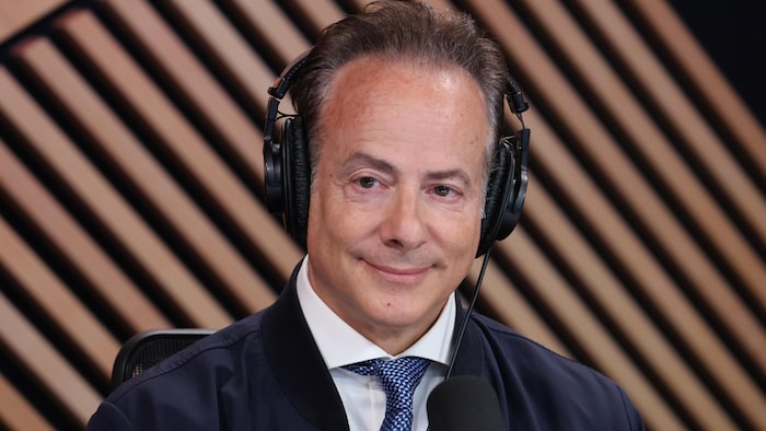 Le Dr Ziad Nasreddine devant un micro du studio 1 de Radio-Canada.