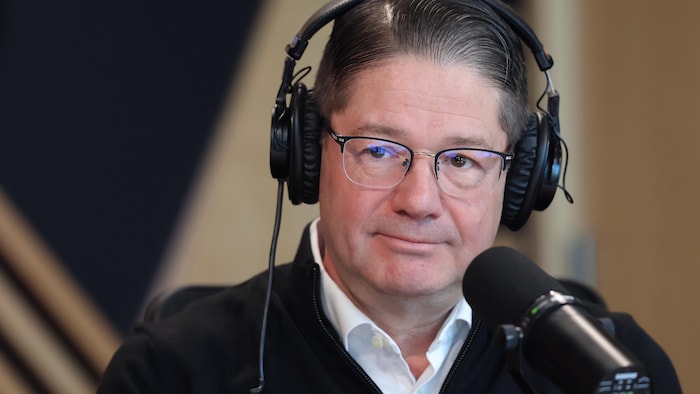 Éric Martel devant le micro du studio 1 de Radio-Canada.