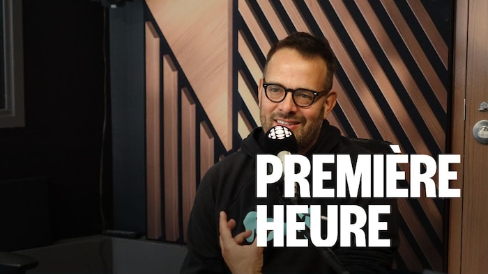 Hugo Latulippe en un estudio de radio