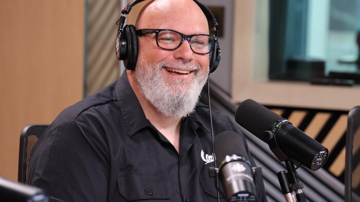 Jean-François Bourque sourit devant la caméra.