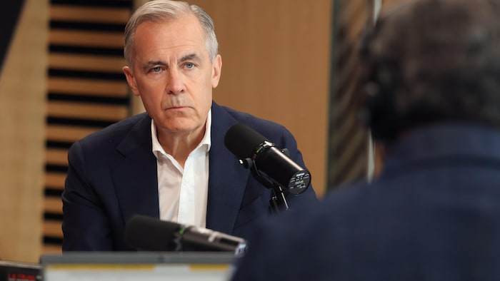 Mark Carney dans le studio 1 de Radio-Canada à Montréal en entrevue avec Patrick Masbourian.