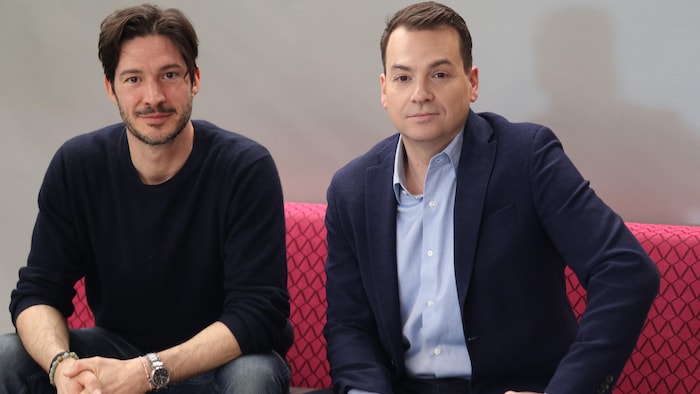 Éric Bruneau et Alec Castonguay regardent la caméra.