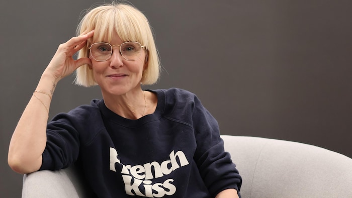 Pénélope McQuade sourit pour la photo.