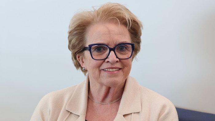 Rose-Marie Charest sourit pour la photo.