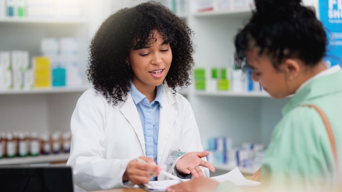 Une pharmacienne donne un conseil à une cliente.