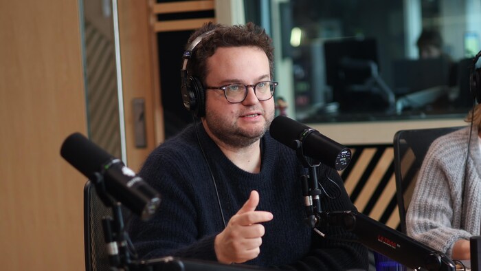 L'homme parle devant un micro de radio.