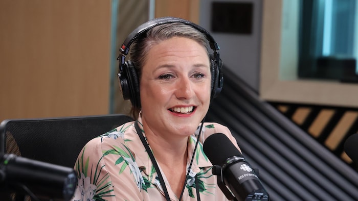 Pascale Lévesque devant un micro du studio 1 de Radio-Canada.
