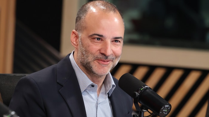 Patrice Mathieu devant un micro du studio 1 de Radio-Canada.