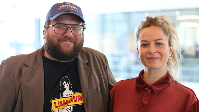 Éric K. Boulianne et Catherine Chabot regardent la caméra en souriant.