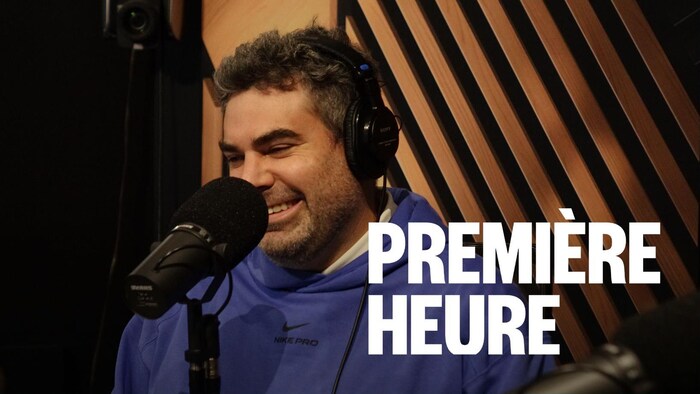 Il est de passage en studio.