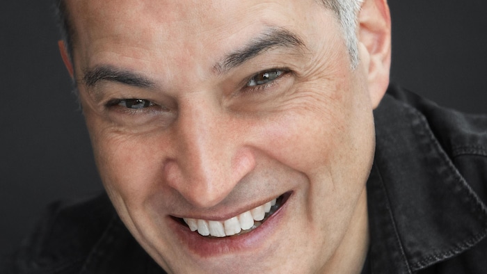 Jean-Louis Luque regarde l'objectif en souriant. 