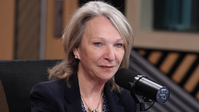 Sonia Bélanger devant le micro du studio 1 de Radio-Canada.