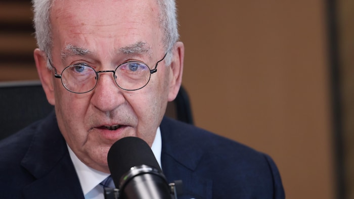 Le docteur Mauril Gaudreault parle dans un micro, dans un workplace  de radio.
