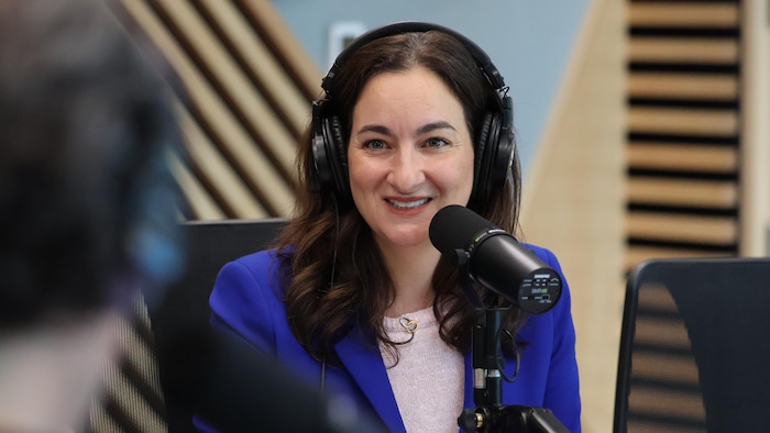 Marie Montpetit en entrevue à la radio.