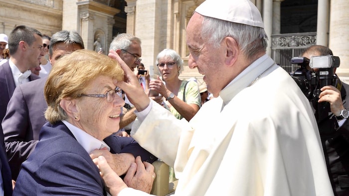 Sœur Angèle reçoit du Saint-Père sa bénédiction.