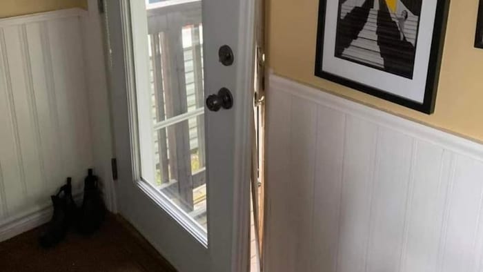 Une porte défoncée. 