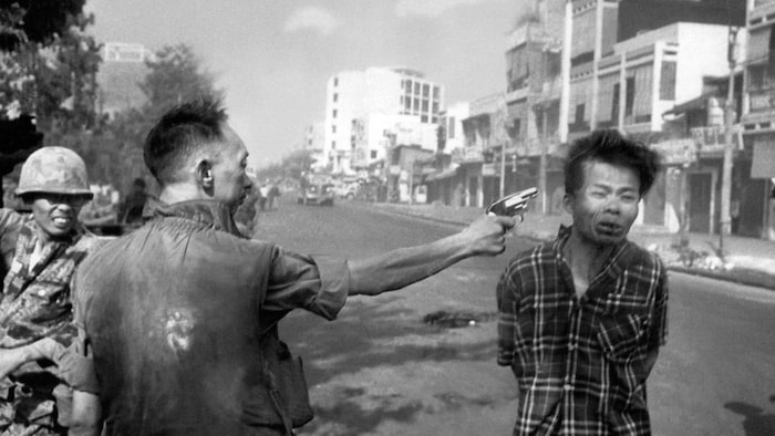 Un général sud-vietnamien pointe un fusil sur la tête du combattant du FNL.