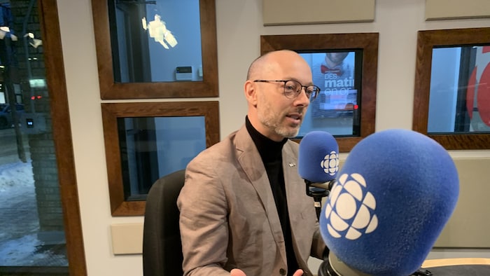 Vincent Rousson en entrevue dans le studio de Radio-Canada à Rouyn-Noranda.