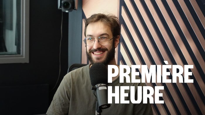Un homme assis dans un studio radio.