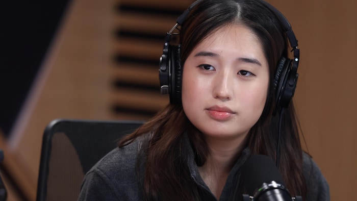 Xin Xin Yu, devant un micro dans le studio 1 de Radio-Canada