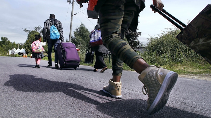 Une famille de demandeurs d'asile traverse la frontière canadienne.