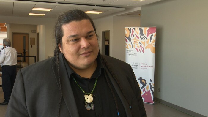 Alexis Wawanoloath écoute la question d'un journaliste hors-champ.