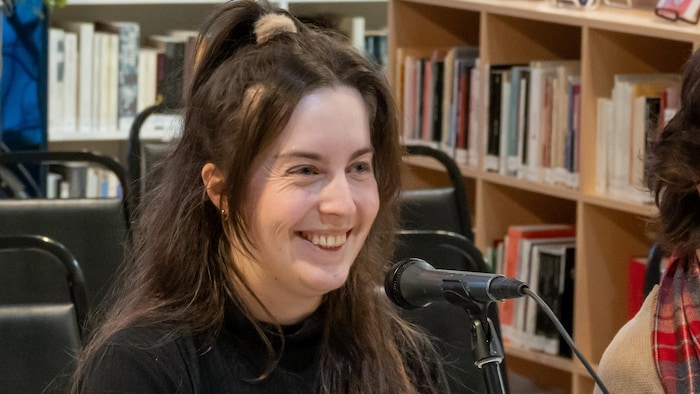 Myriam Pellerin, animatrice et coordonnatrice des activités culturelles à la municipalité des Îles-de-la-Madeleine et Gabrielle Leblanc, responsable de la bibliothèque Jean-Lapierre.