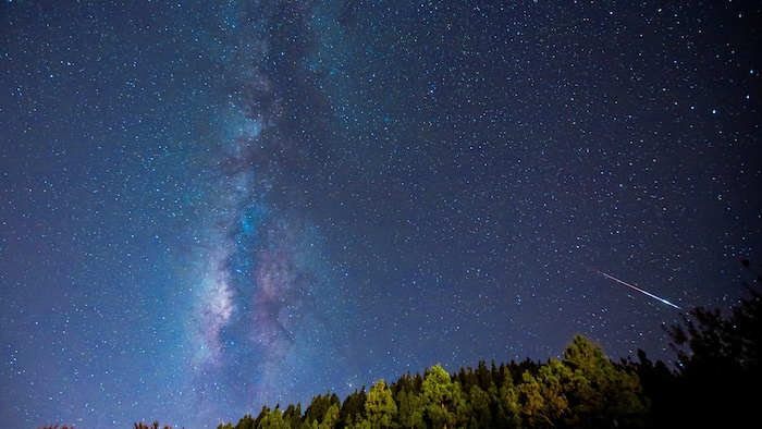 Une météorite dans un ciel sombre.